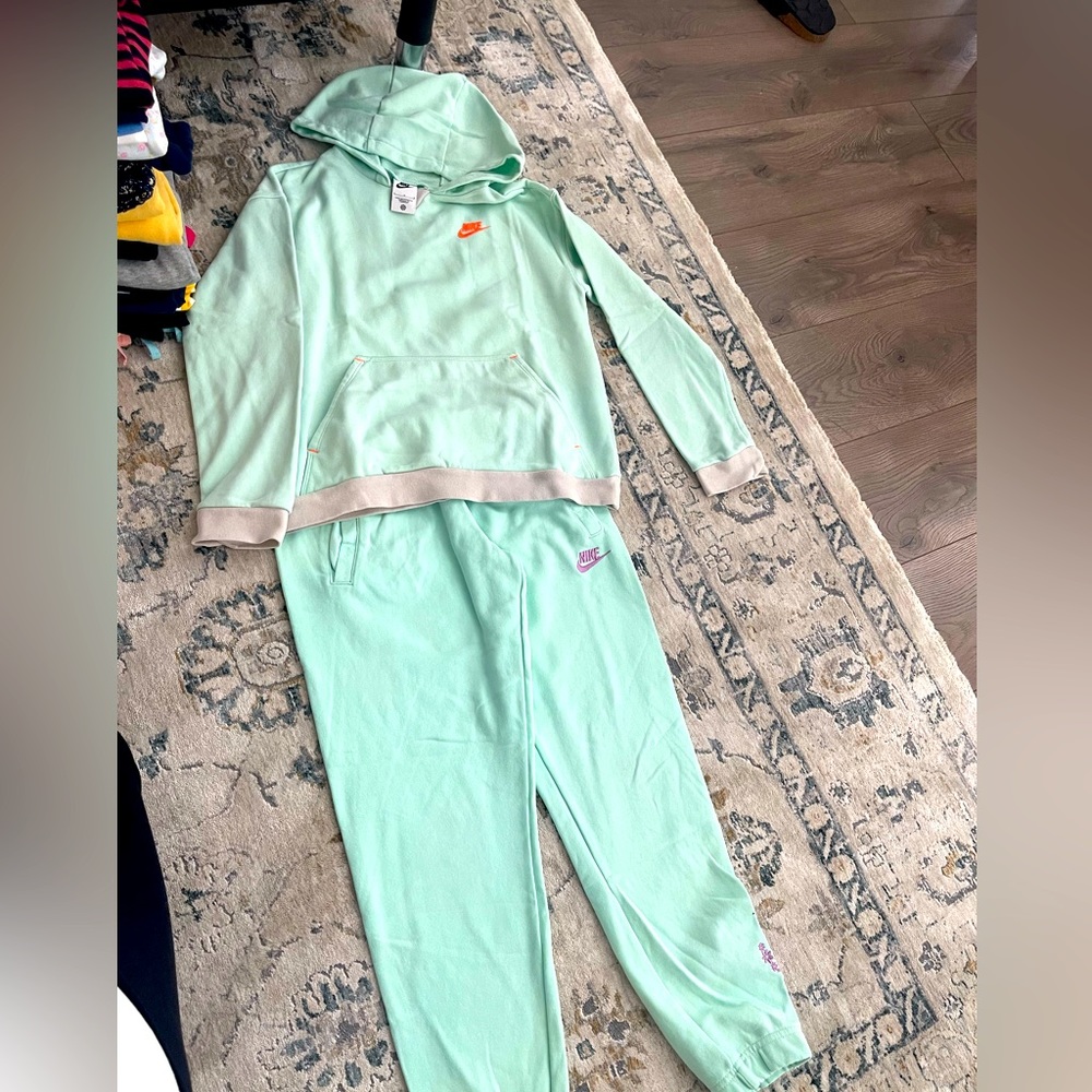 Nike swet set,big girls size L ,like new
